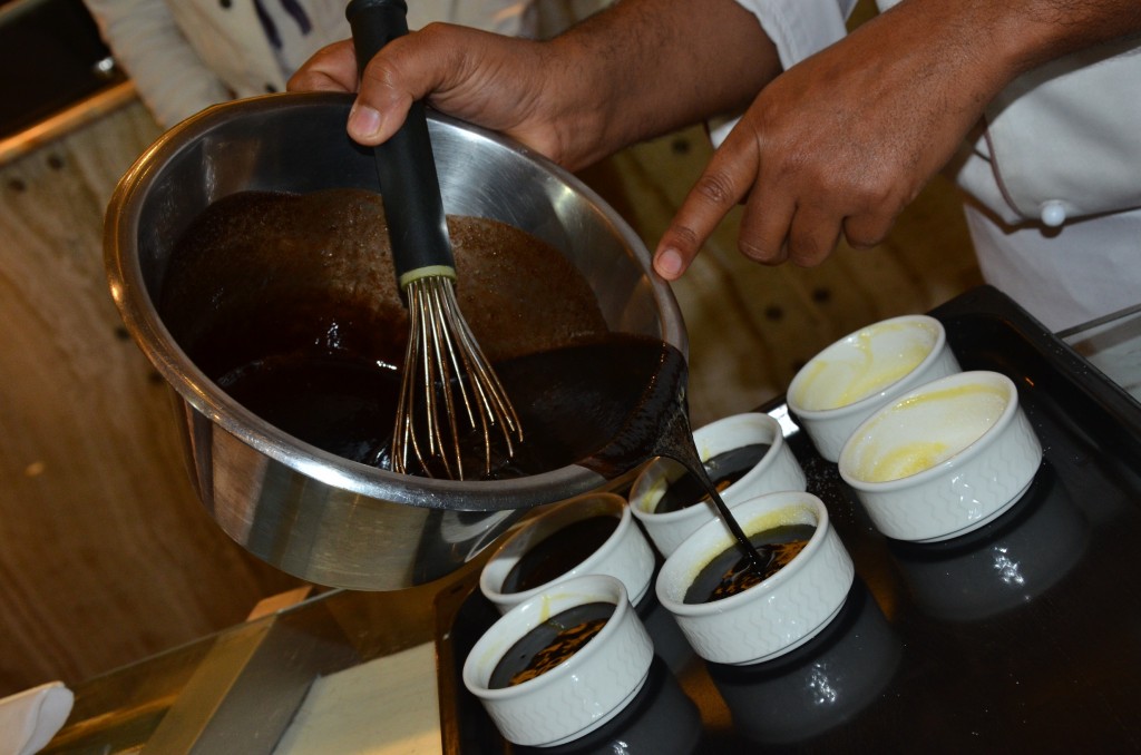 Actor Rohit Roy and Mona Singh during a cooking session at The Leela Ambience Convention Hotel, Delhi6