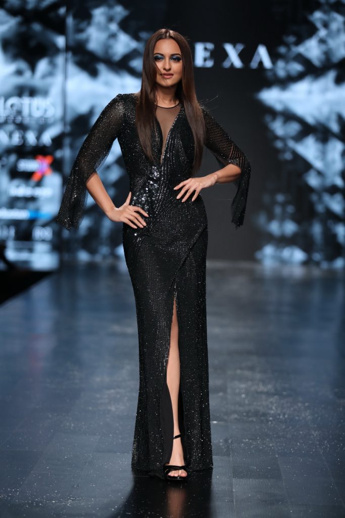 Showstopper Sonakshi Sinha for Rohit Gandhi + Rahul Khanna at LMIFW SS'19 (1)